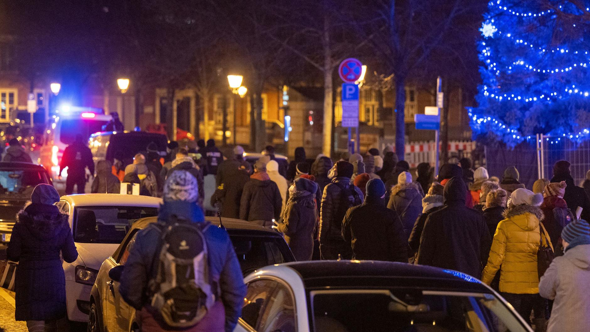 Gegner von Corona-Maßnahmen und Impfpflicht ziehen begleitet von der Polizei durch Potsdam. 