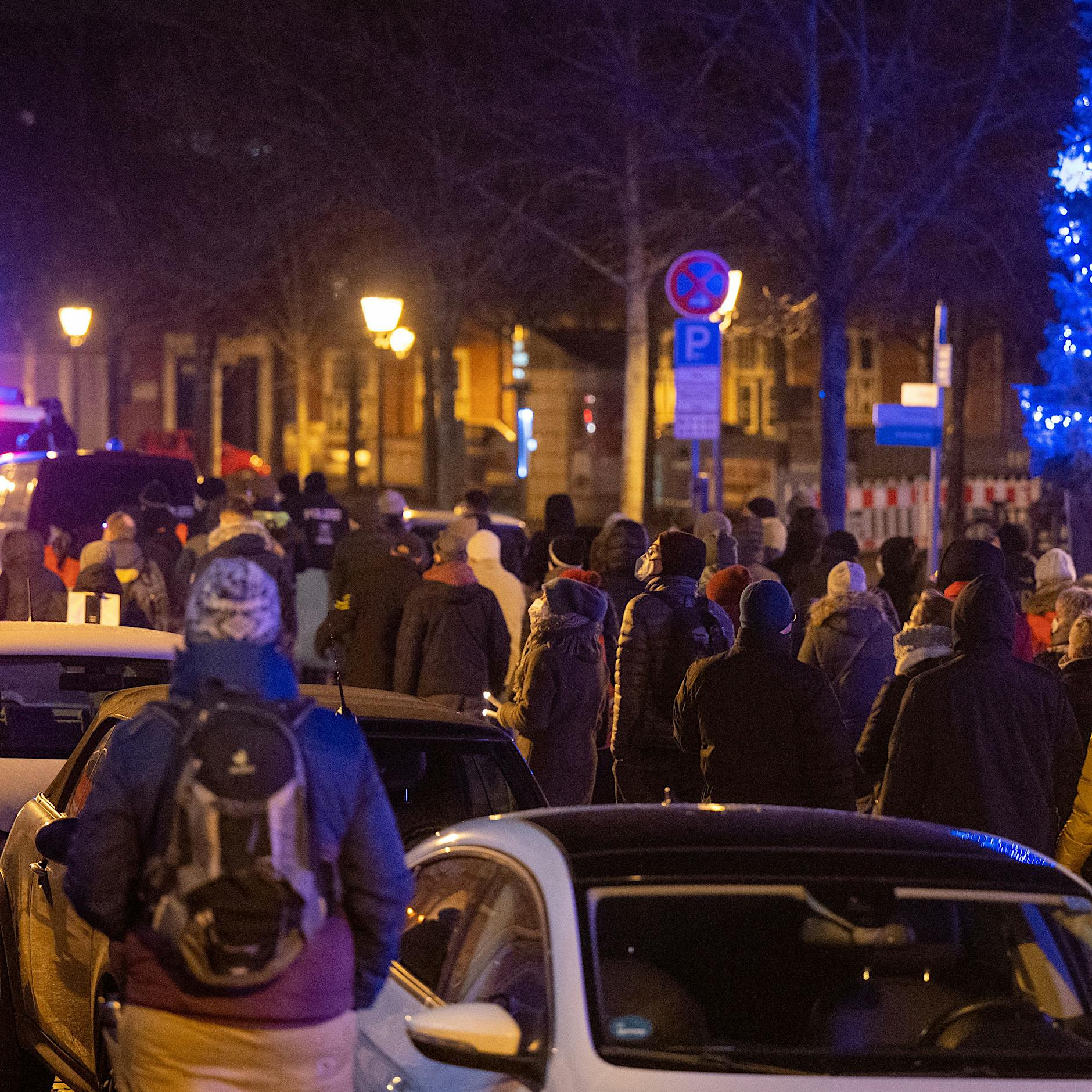 Tausende Menschen bei Demos gegen Corona-Regeln und Impfpflicht