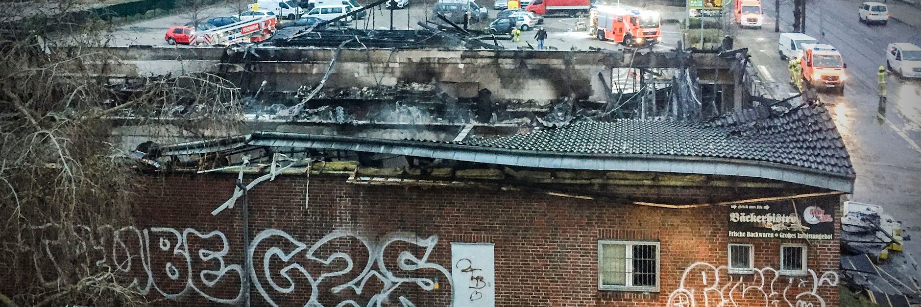 Der ausgebrannte Netto-Markt in Lichtenberg. Während der Löscharbeiten brach das Dach ein.