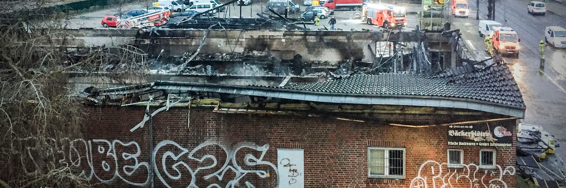 Der ausgebrannte Netto-Markt in Lichtenberg. Während der Löscharbeiten brach das Dach ein.