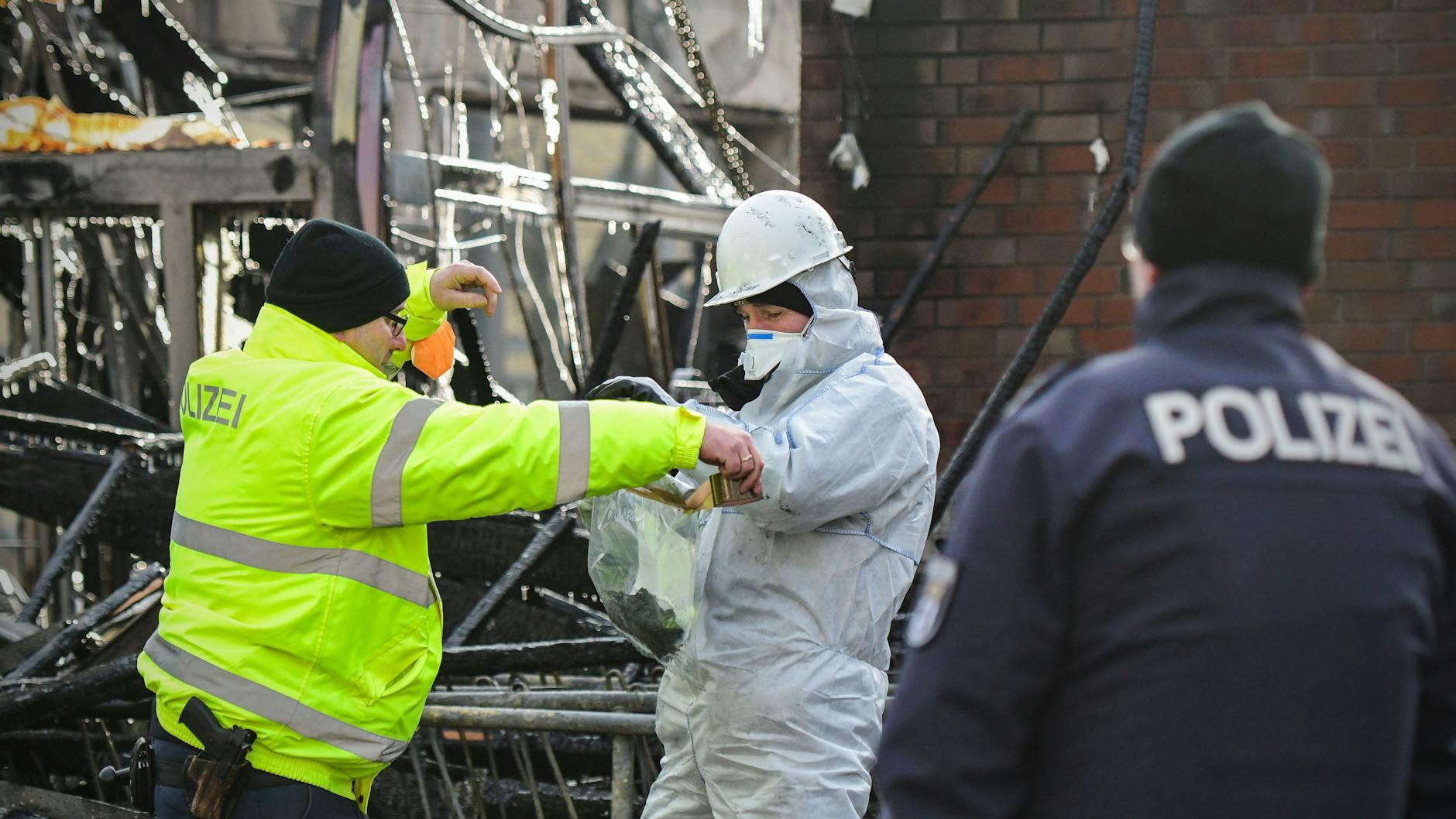 Brandermittler der Polizei sichern in der Ruine Spuren.