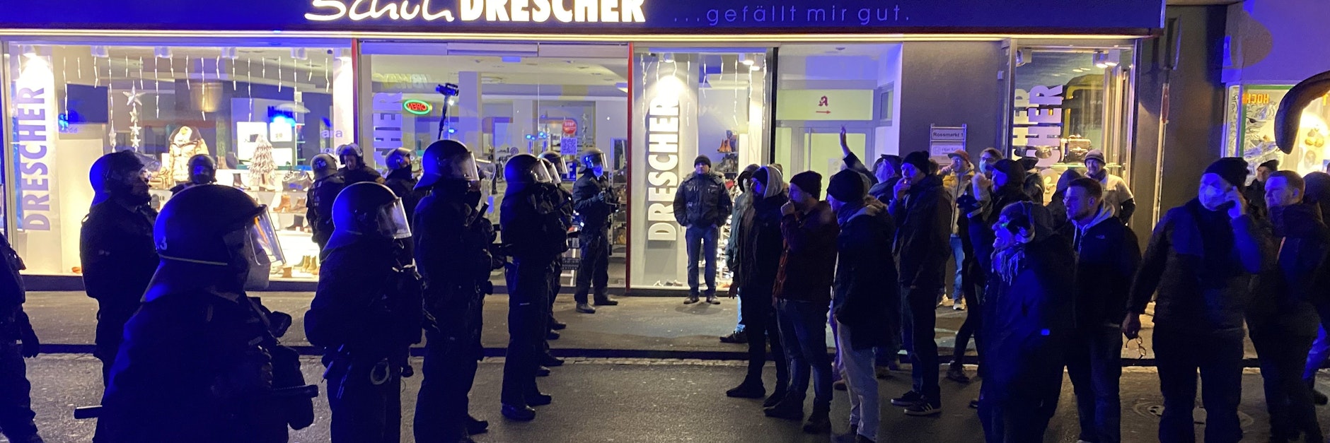 Teilnehmer der Anti-Corona-Demo und Polizisten stehen sich beim Protest am Sonntag gegenüber.&nbsp;