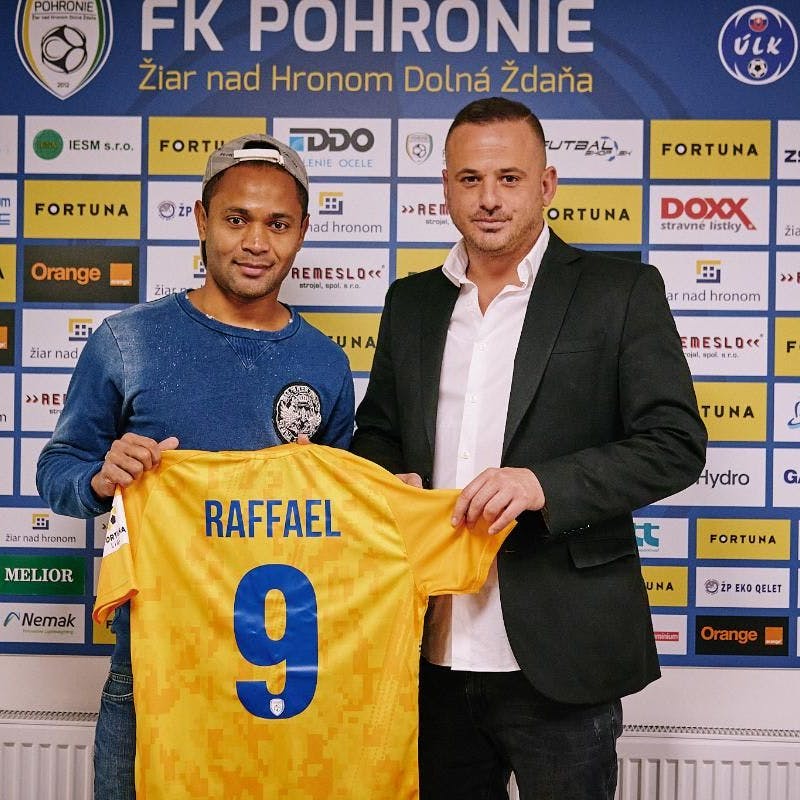 Raffael zeigt stolz sein Trikot vom FK Pohronie. Loic Favre (r.) hatte ihn in die Slowakei geholt.