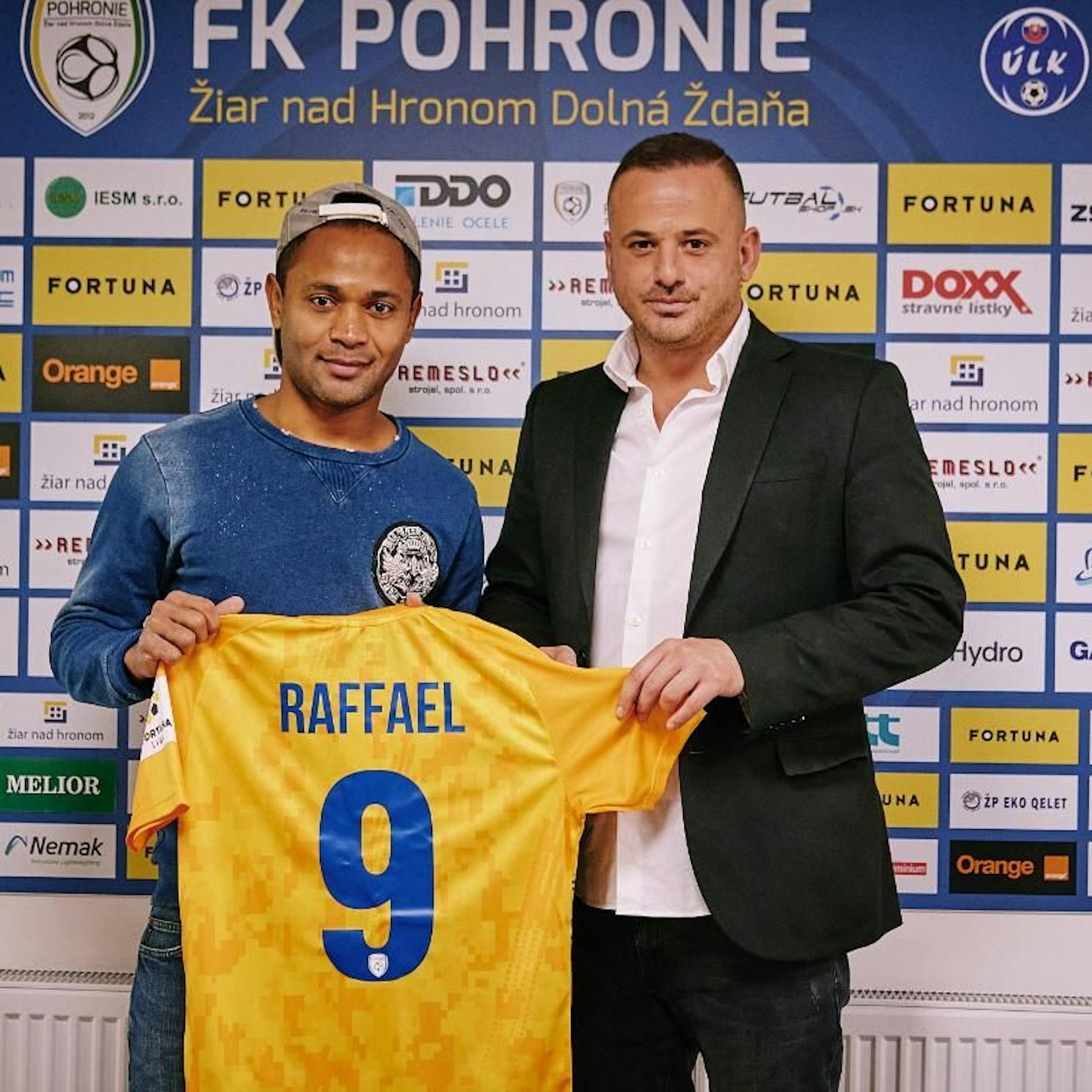 Raffael zeigt stolz sein Trikot vom FK Pohronie. Loic Favre (r.) hatte ihn in die Slowakei geholt.