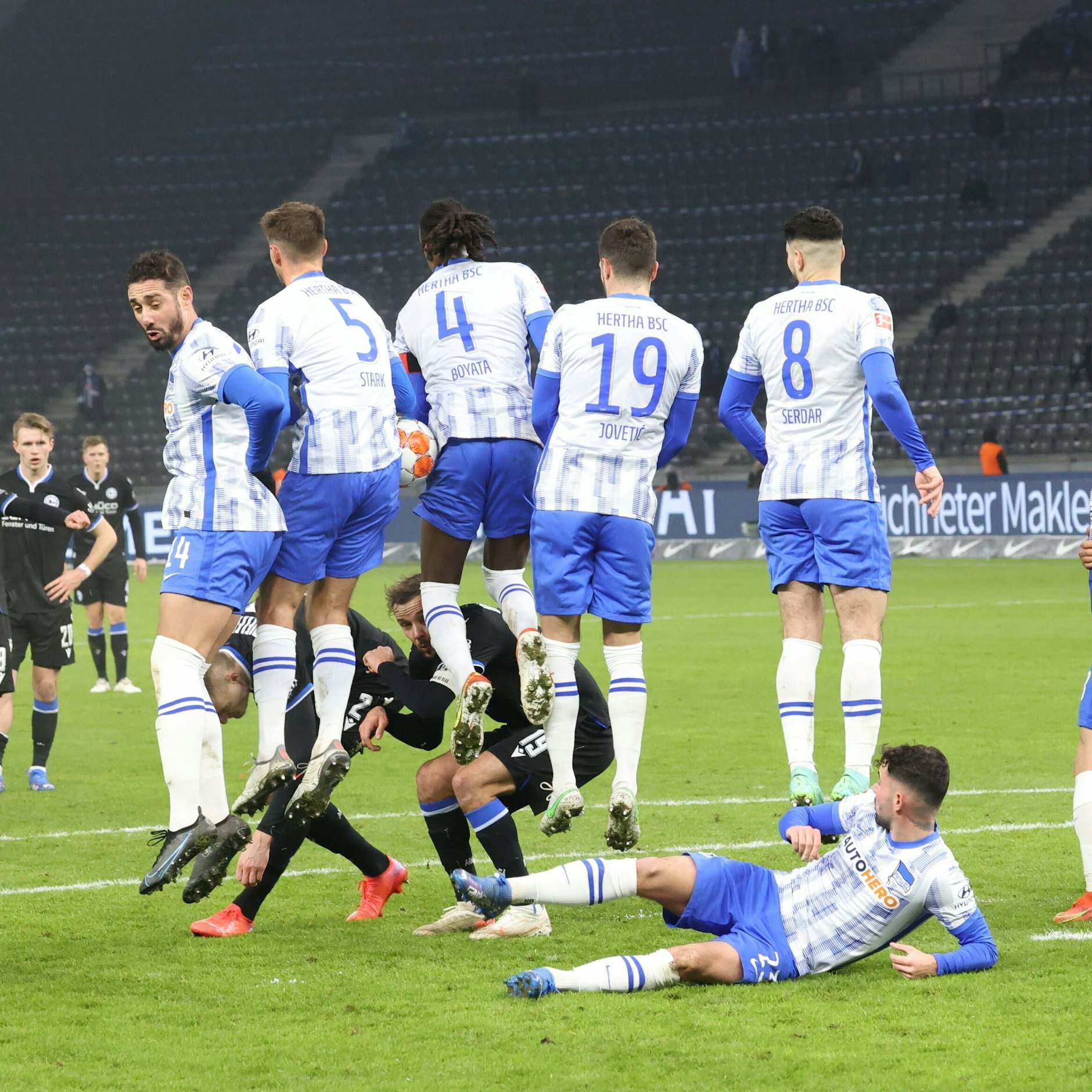 Herthas Freistoßmauer mit Sonderposten für Marco Richter als Flachball-Blockade.