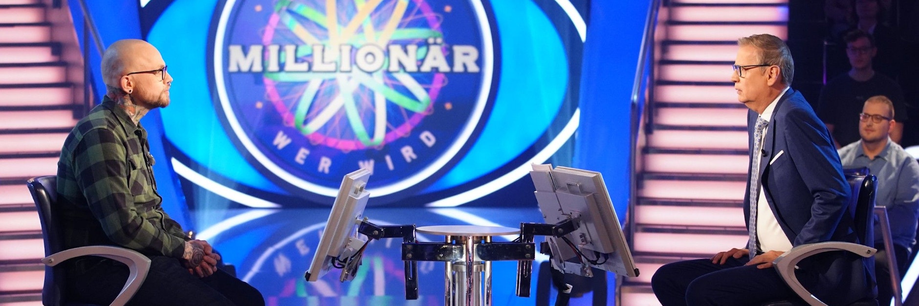 Günther Jauch und Kandidat Stefan Gregorowius im Studio bei „Wer wird Millionär“.