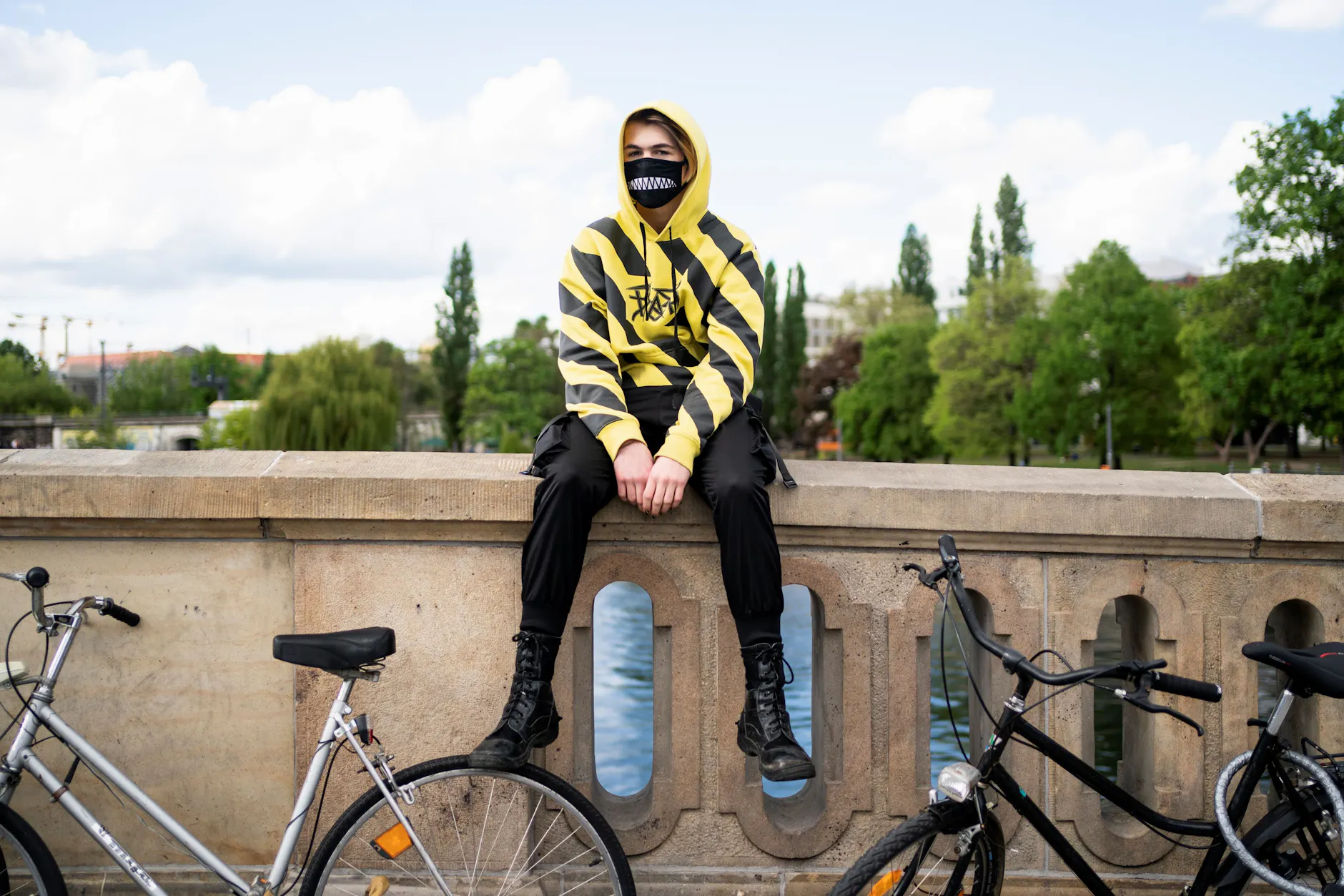 Ein Jugendlicher auf dem Brückengeländer vor dem Bodemuseum.