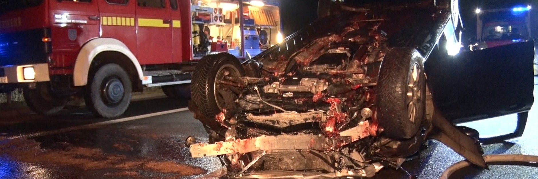 Feuerwehrleute arbeiten auf der Autobahn A31 an einem auf dem&nbsp;Dach liegenden Auto. Ein freilaufendes Pferd auf der Autobahn hat in der Nacht zu Dienstag mehrere Unfälle und eine Sperrung der A31 in Niedersachsen ausgelöst.
