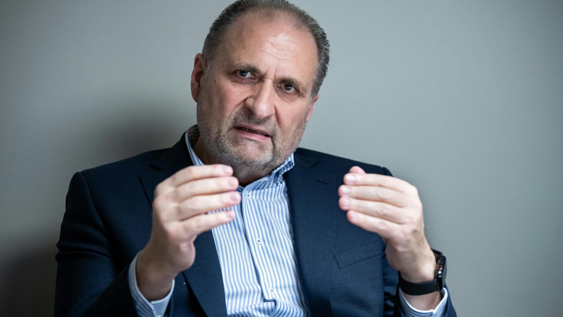 Hans Peter Wollseifer, Präsident des Zentralverbands des Deutschen Handwerks (ZDH), beim Interview mit der Deutschen Presse-Agentur.