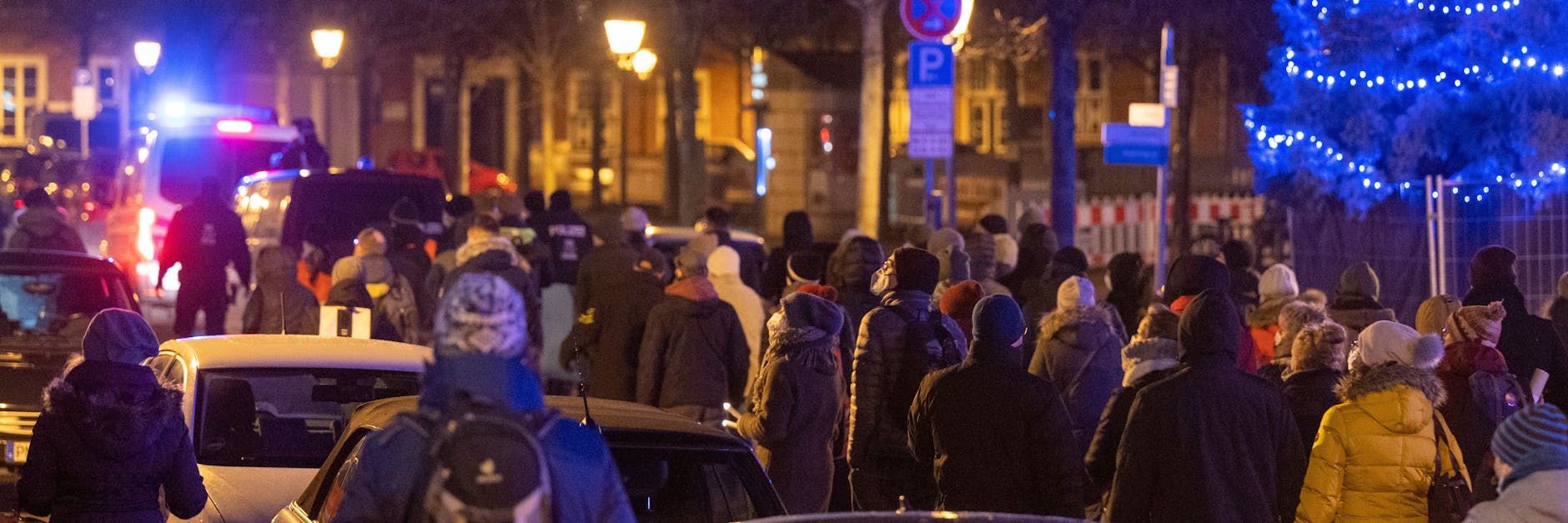 Gegner von Corona-Maßnahmen und Impfpflicht ziehen begleitet durch die Innenstadt von Potsdam.