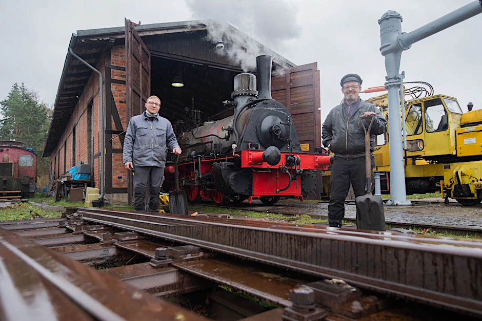 Projektleiter Jannik Wagner (r.) und Harald Strube (M.) bringen die Lokomotive „Schunter“ unter Dampf und in Fahrt.