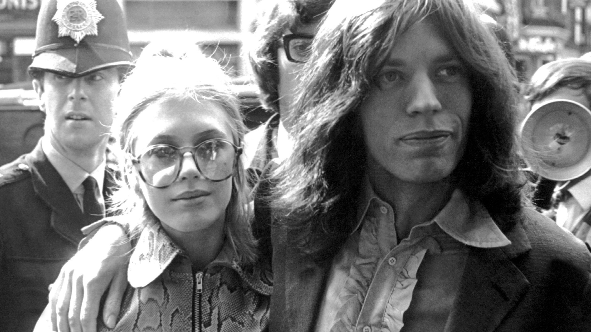 Der Sänger der britischen Rock-Band „The Rolling Stones“, Mick Jagger und seine damalige Freundin, die Sängerin und Schauspielerin Marianne Faithfull, aufgenommen am 29.05.1969 in London.