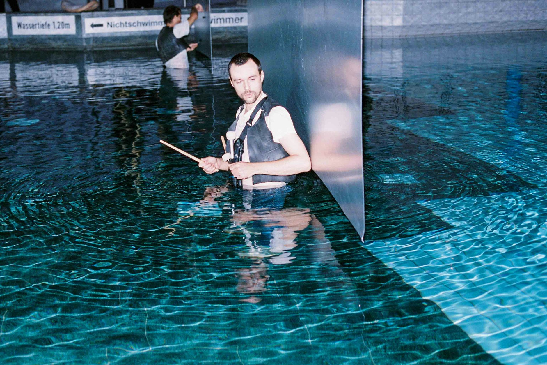 Aus der Reihe „Dissappearing Berlin“: hier eine Performance des Komponisten Billy Bultheel und der Künstlerin Viviana Abelson im Spreewaldbad, November 2021