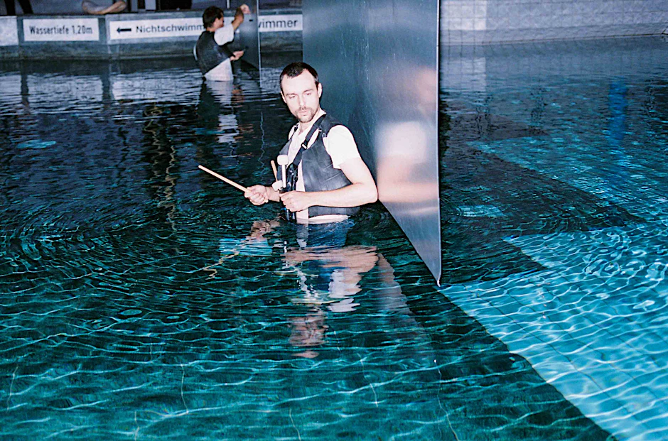 Aus der Reihe „Dissappearing Berlin“: hier eine Performance des Komponisten Billy Bultheel und der Künstlerin Viviana Abelson im Spreewaldbad, November 2021