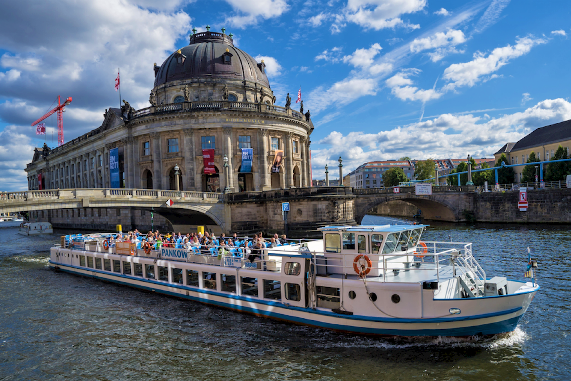 Die Highlights in Mitte sehen und viel Wissenswertes darüber erfahren. Perfekt für eine erste Erkundungstour oder einen spontanen Ausflug auf der Spree. 