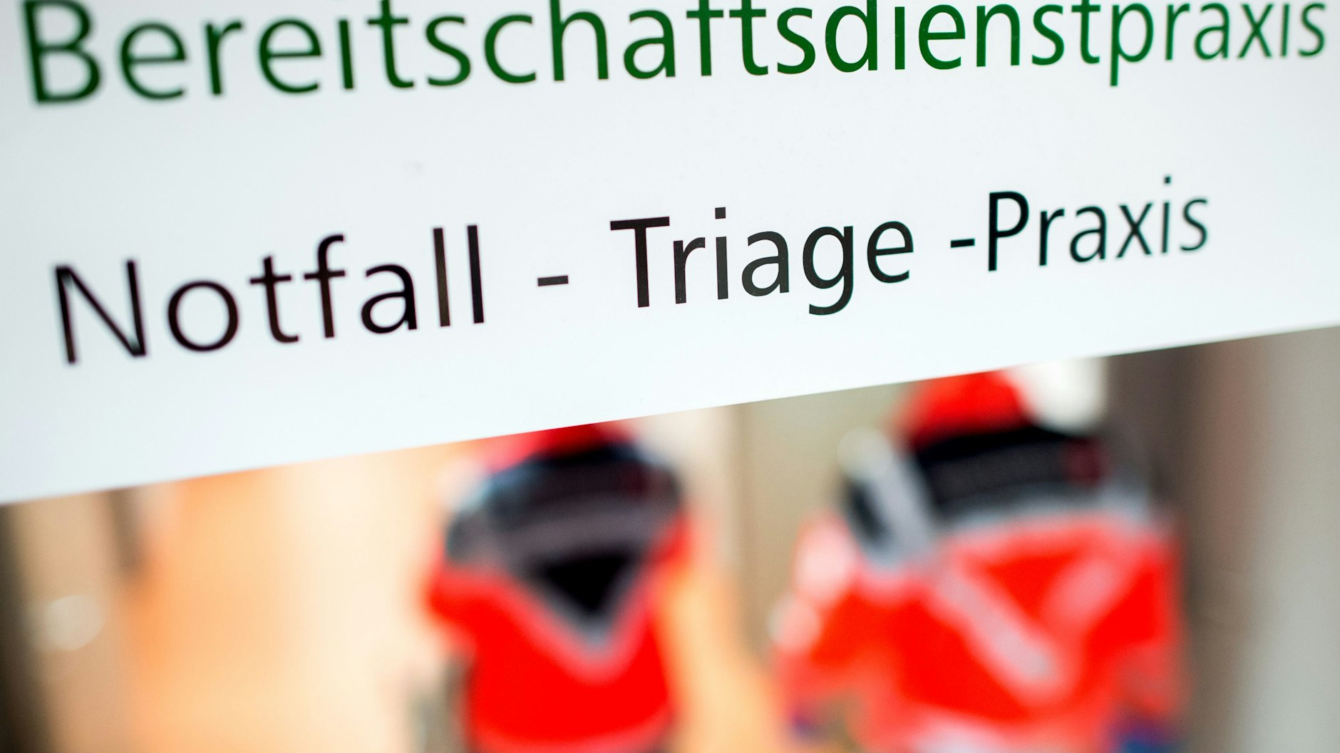 Ein Schild an einer Kliniktür weist auf Triage hin, die Priorisierung bei der Behandlung von Patienten. 
