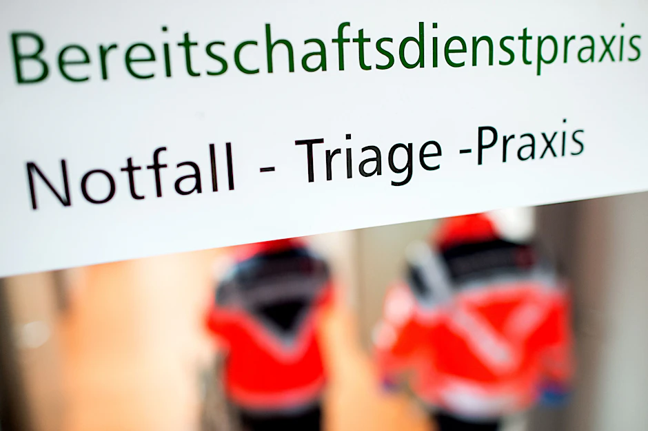 Ein Schild an einer Kliniktür weist auf Triage hin, die Priorisierung bei der Behandlung von Patienten. 