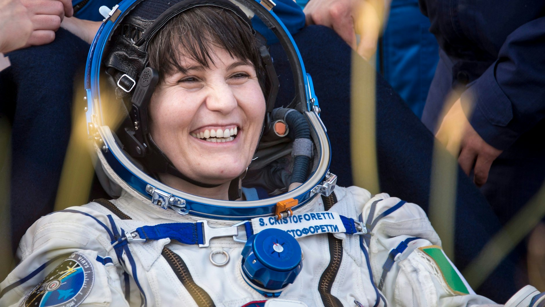 Die italienische Astronautin Samantha Cristoforetti, aufgenommen kurz nach ihrer Rückkehr aus dem All. Cristoforetti wird 2022 planmäßig im April Kommandantin der internationalen Raumstation (ISS). 