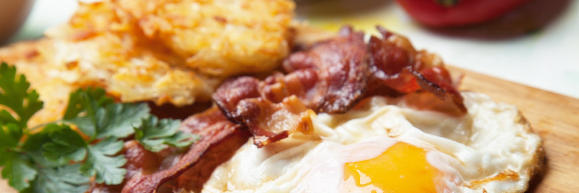 Hash Browns mit Spiegelei und Speck