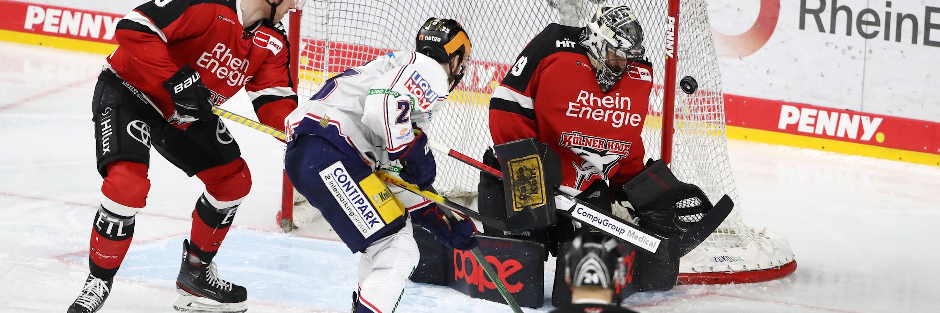 Hier scheitert Eisbär Blaine Byron noch an Ex-Eisbär Justin Pogge im Tor der Kölner Haie, später trifft er zum 1:1..