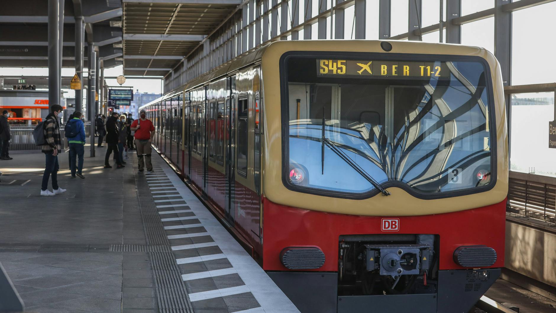 Destination BER: ein Zug der S45 im Bahnhof Südkreuz. Derzeit ruht auch auf dieser Flughafenlinie an Wochenenden der Verkehr. Passagiere müssen auf die S9 oder den Regionalverkehr ausweichen.