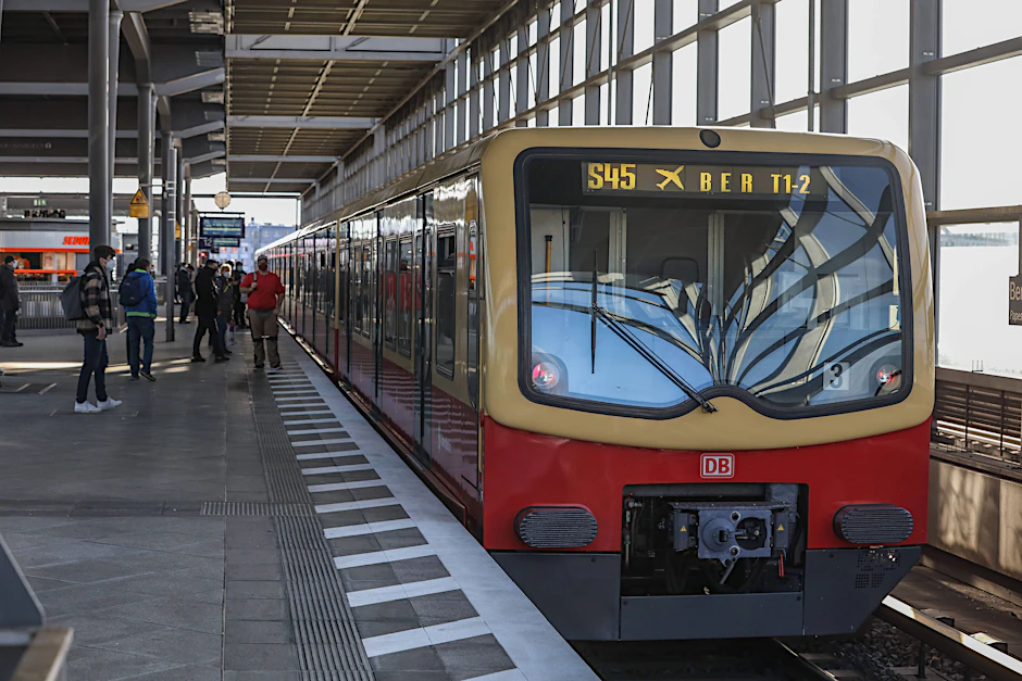 Destination BER: ein Zug der S45 im Bahnhof Südkreuz. Derzeit ruht auch auf dieser Flughafenlinie an Wochenenden der Verkehr. Passagiere müssen auf die S9 oder den Regionalverkehr ausweichen.