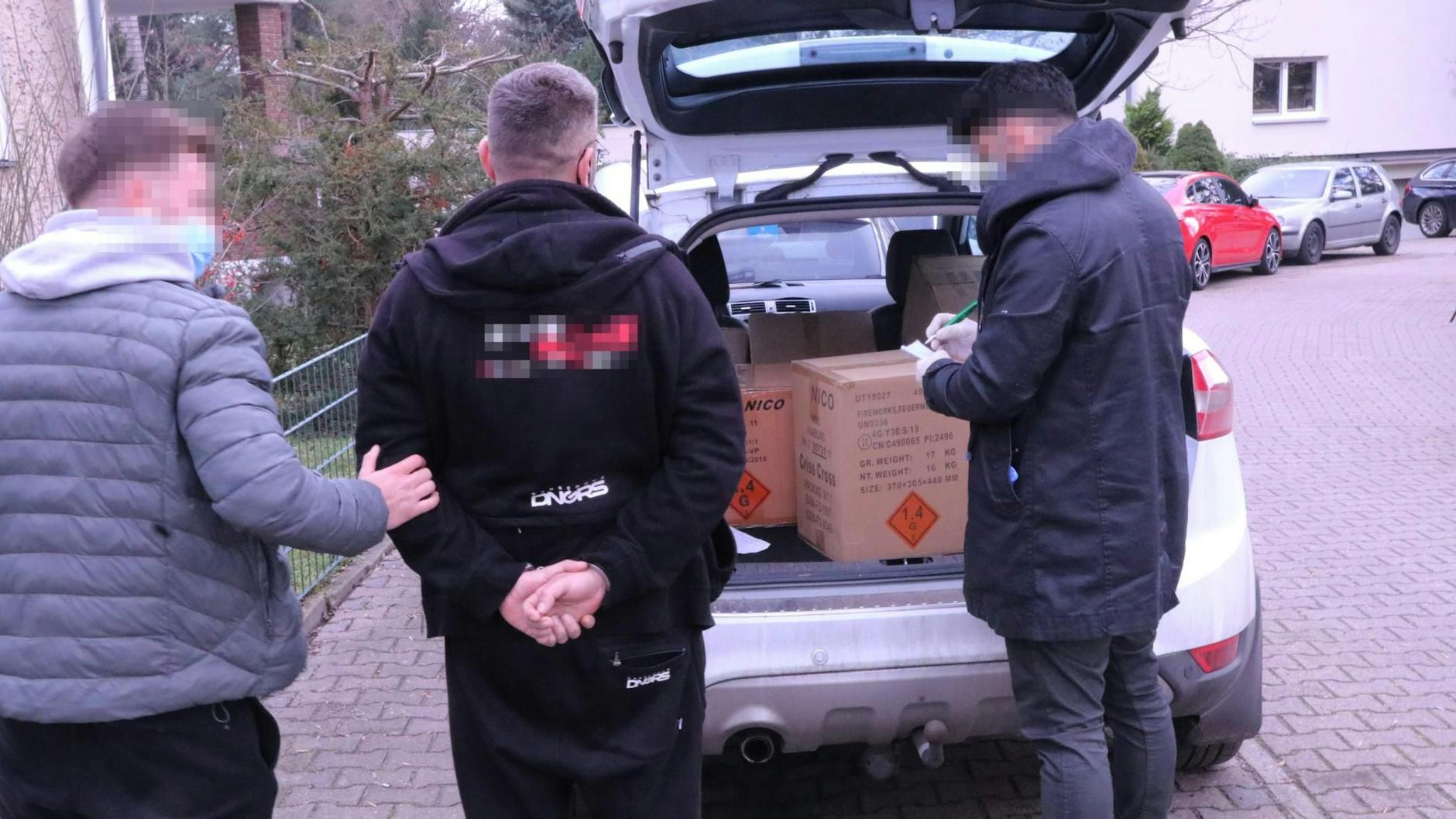 Erst vor wenigen Tagen wurden kostenweise Böller in einer Rudower Privatwohnung von der Polizei beschlagnahmt.