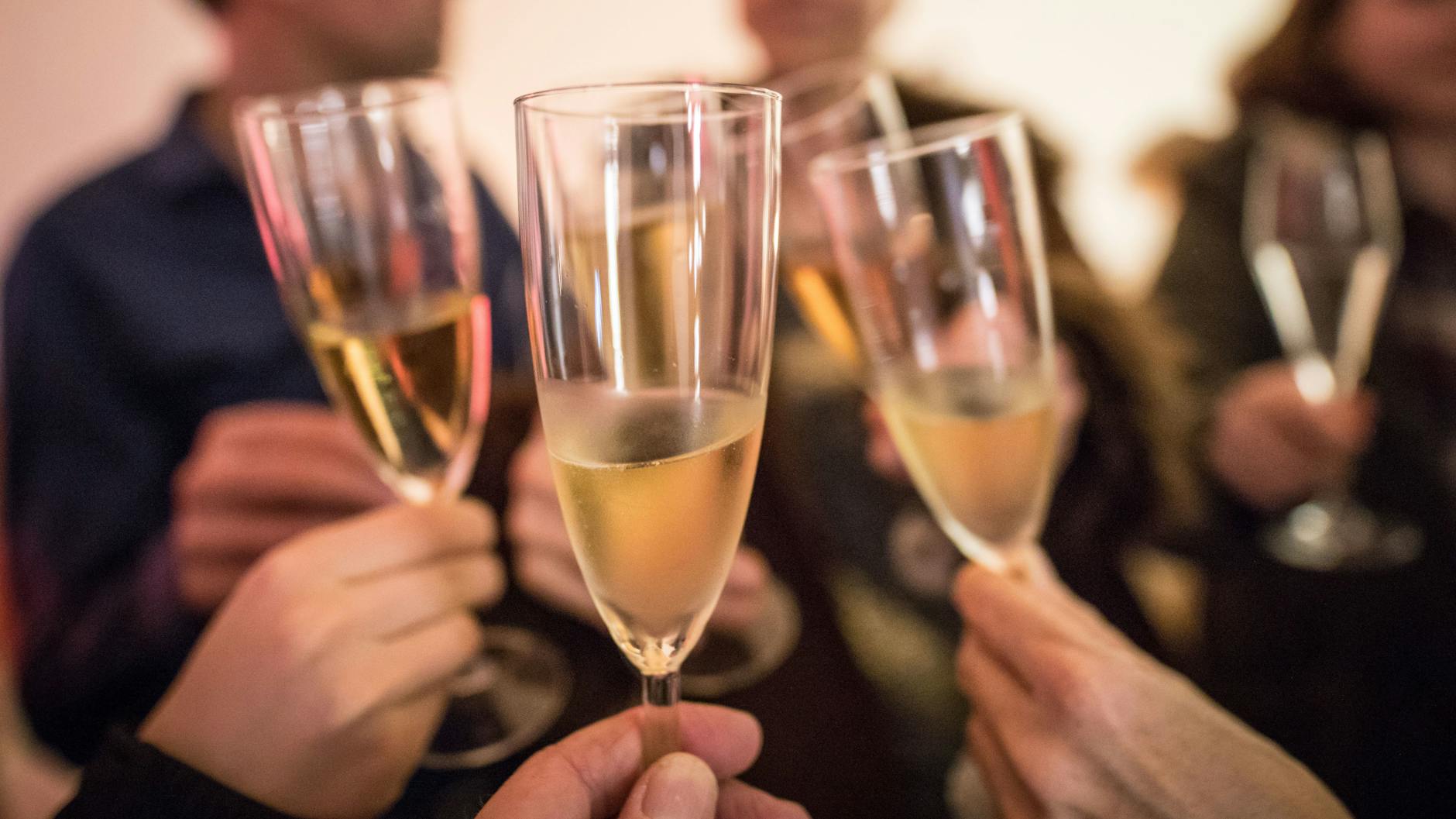 Silvester: Viele Feiernde stoßen um Mitternacht mit Sekt an (Symbolbild).