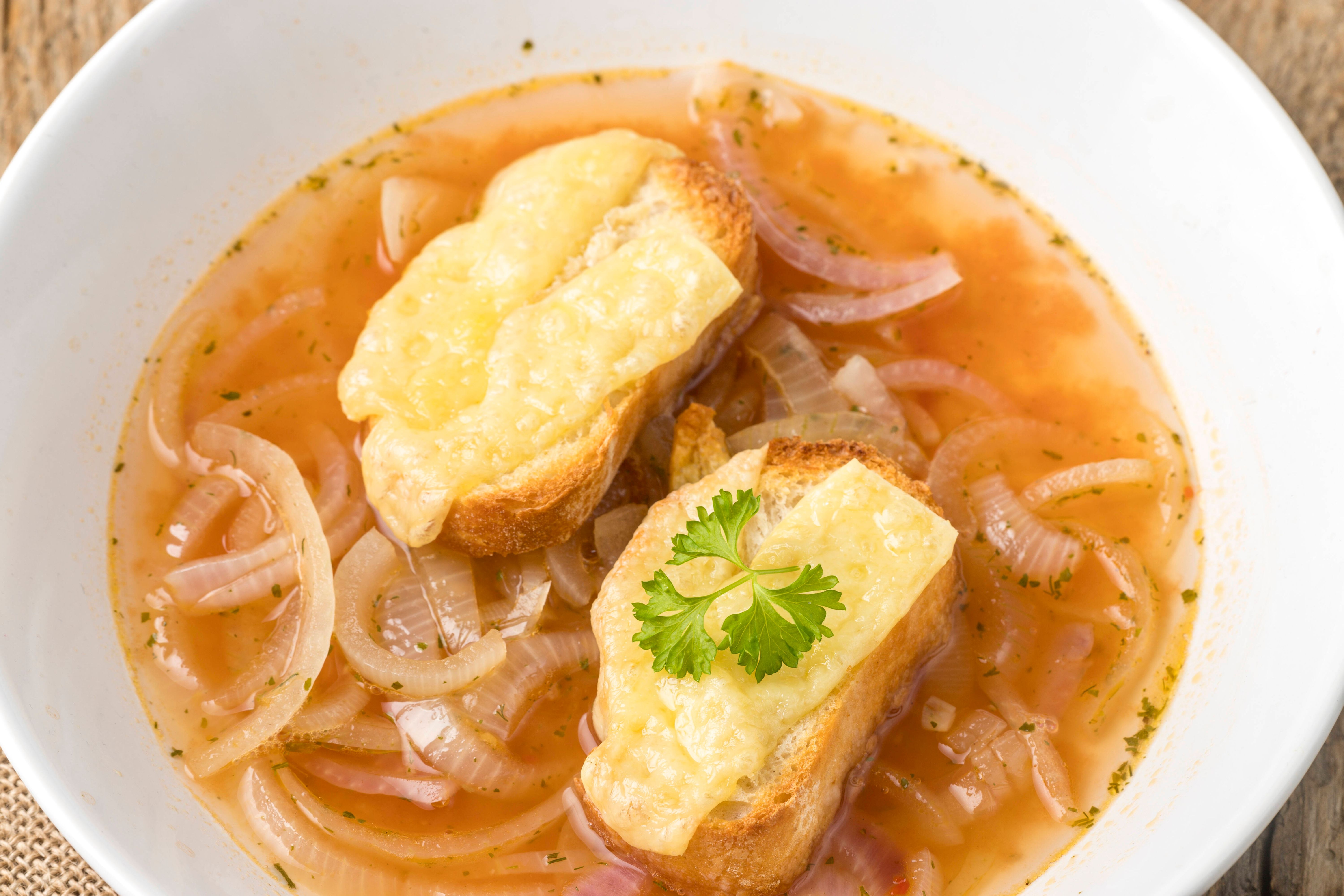 Rezept für deftige Zwiebelsuppe mit Käse überbacken: So zaubern Sie den Klassiker mit den einfachsten Zutaten