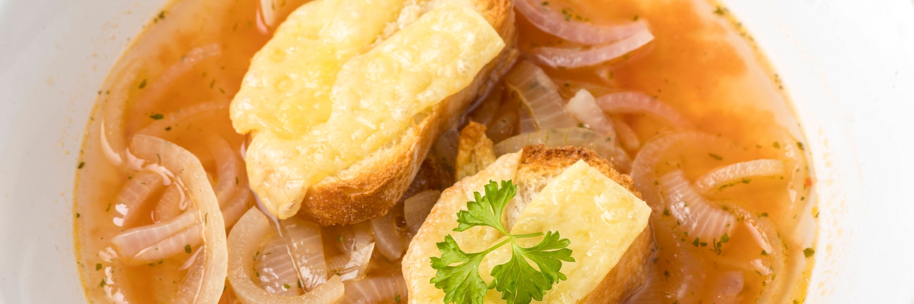 Mit Käse überbackene Zwiebelsuppe ist ein französischer Klassiker - und mit diesem Rezept gelingt sie ganz einfach.