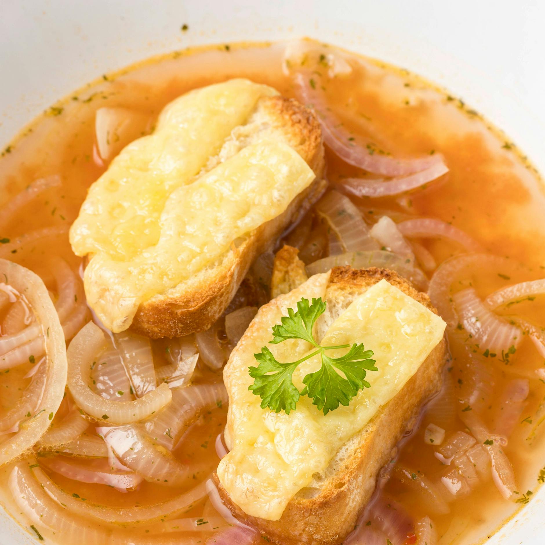 Rezept für deftige Zwiebelsuppe mit Käse überbacken: So zaubern Sie den Klassiker mit den einfachsten Zutaten