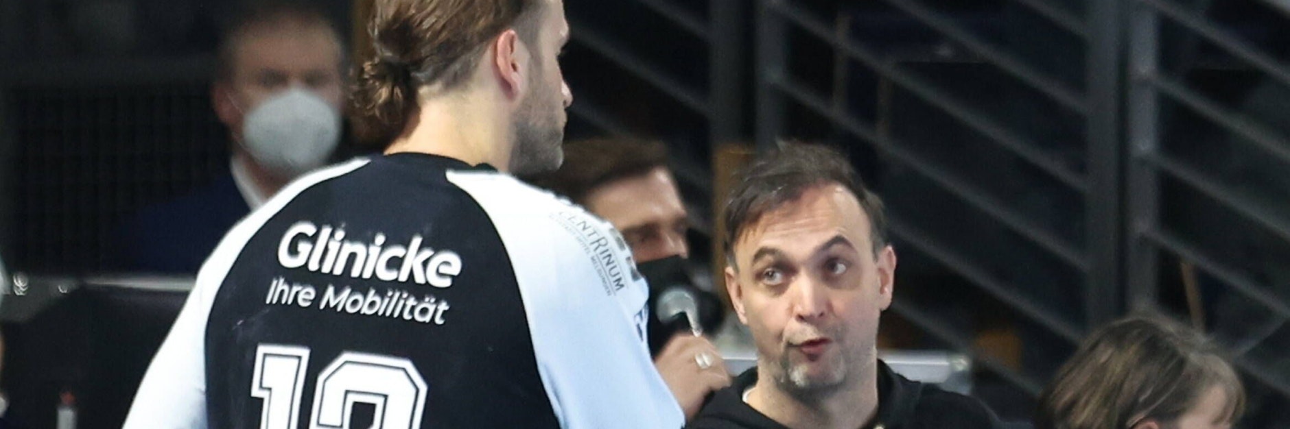 Haben keine Beziehungsprobleme mehr:  Ex-Füchse-Liebling Silvio Heinevetter (l.) und Füchse-Macher Bob Hanning.