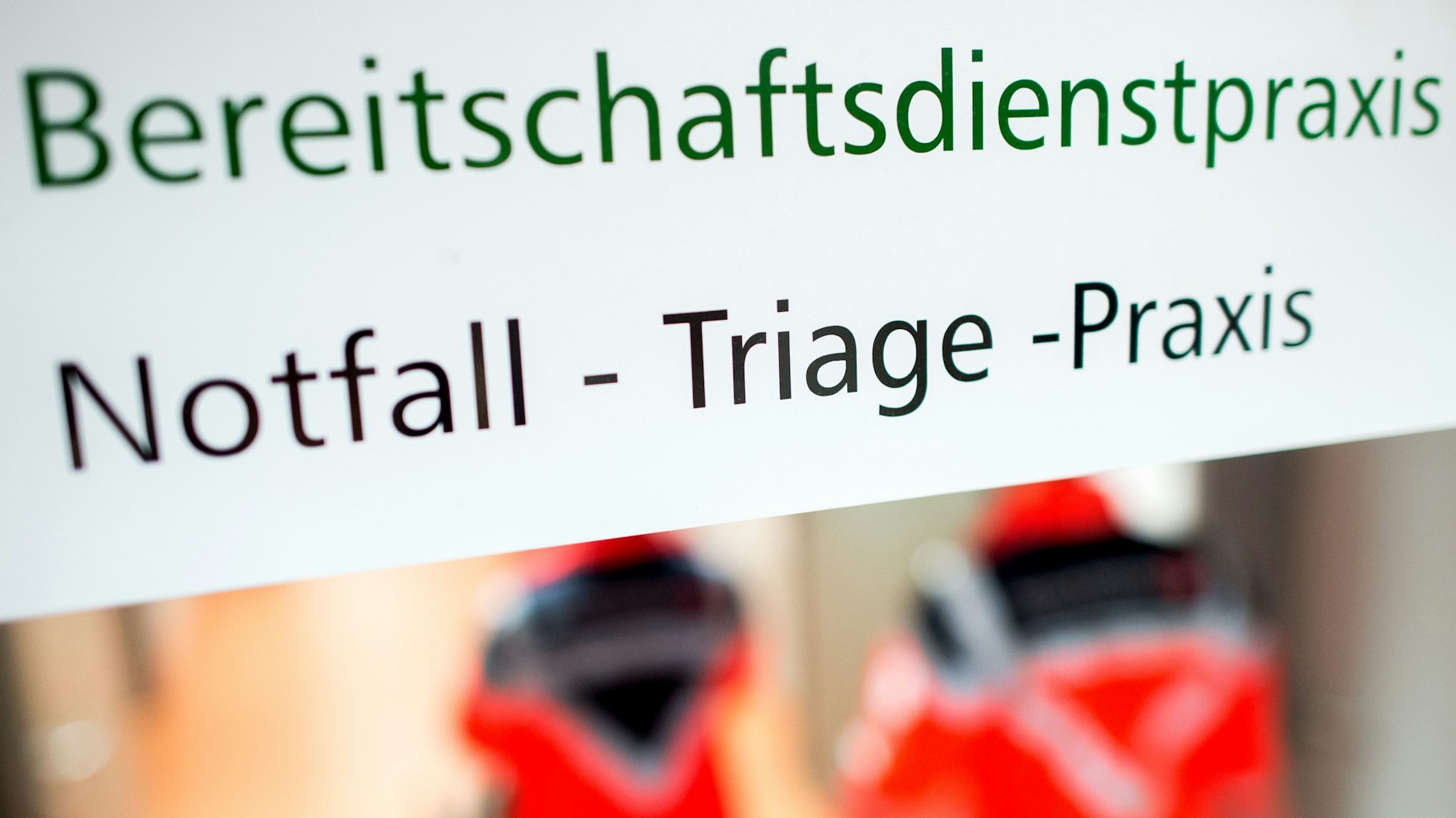 Die Aufschrift „Notfall-Triage-Praxis“ steht auf einem Hinweisschild in einer Klinik.&nbsp;
