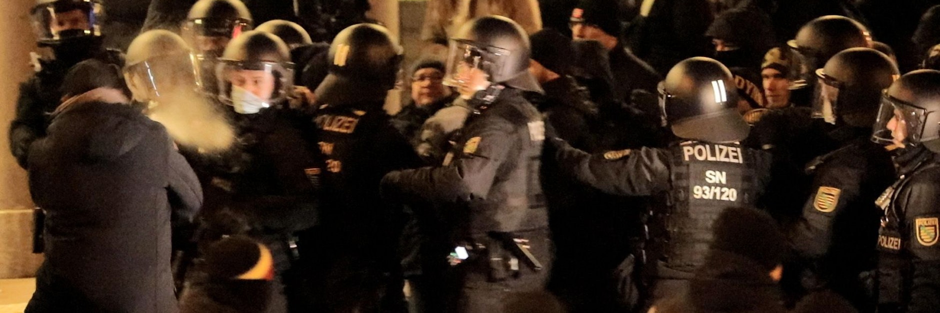 Protestierer rangeln mit Polizisten bei einer Demonstration gegen Corona-Maßnahmen in Bautzen.