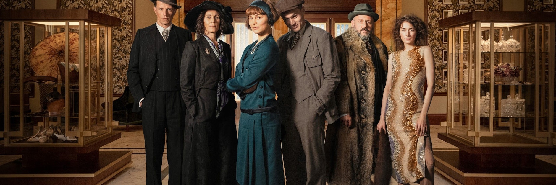 Arthur Grünberg (Alexander Scheer, v. l.), Alice Grünberg (Nina Kunzendorf), Vicky Maler (Naemi Feitisch), Harry Grünberg (Ludwig Simon), Carl Goldmann (Samuel Finzi), Elsie Schön (Amy Benkenstein) aus dem Serien-Großprojekt „Torstraße 1“. Die insgesamt zwölfteilige Serie soll im ersten Halbjahr beim Streamingdienst RTL+ kommen.