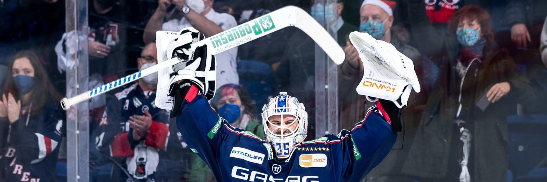 EHC-Keeper Mathias Niederberger jubelt nach der starken Leistung.