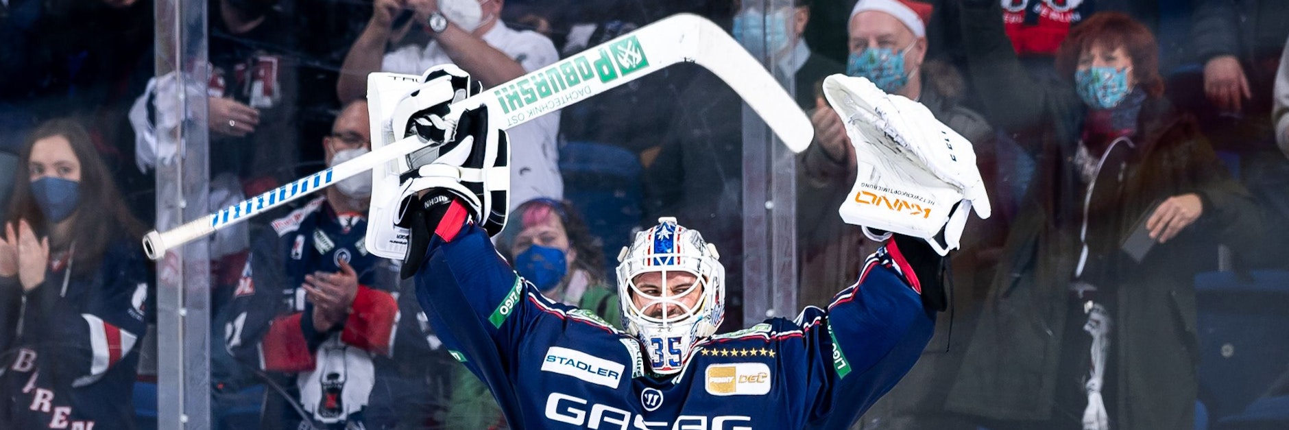 EHC-Keeper Mathias Niederberger jubelt nach der starken Leistung.