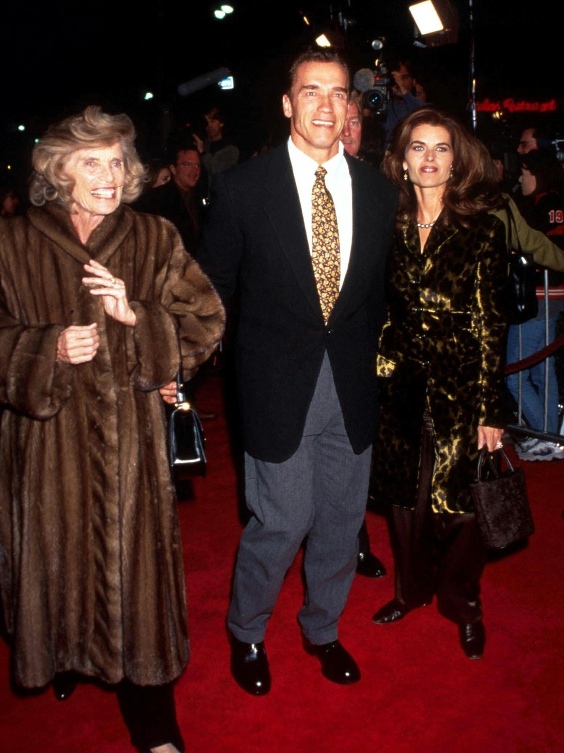 Arnold Schwarzenegger mit seiner damaligen Frau Maria Shriver und deren Mutter Eunice