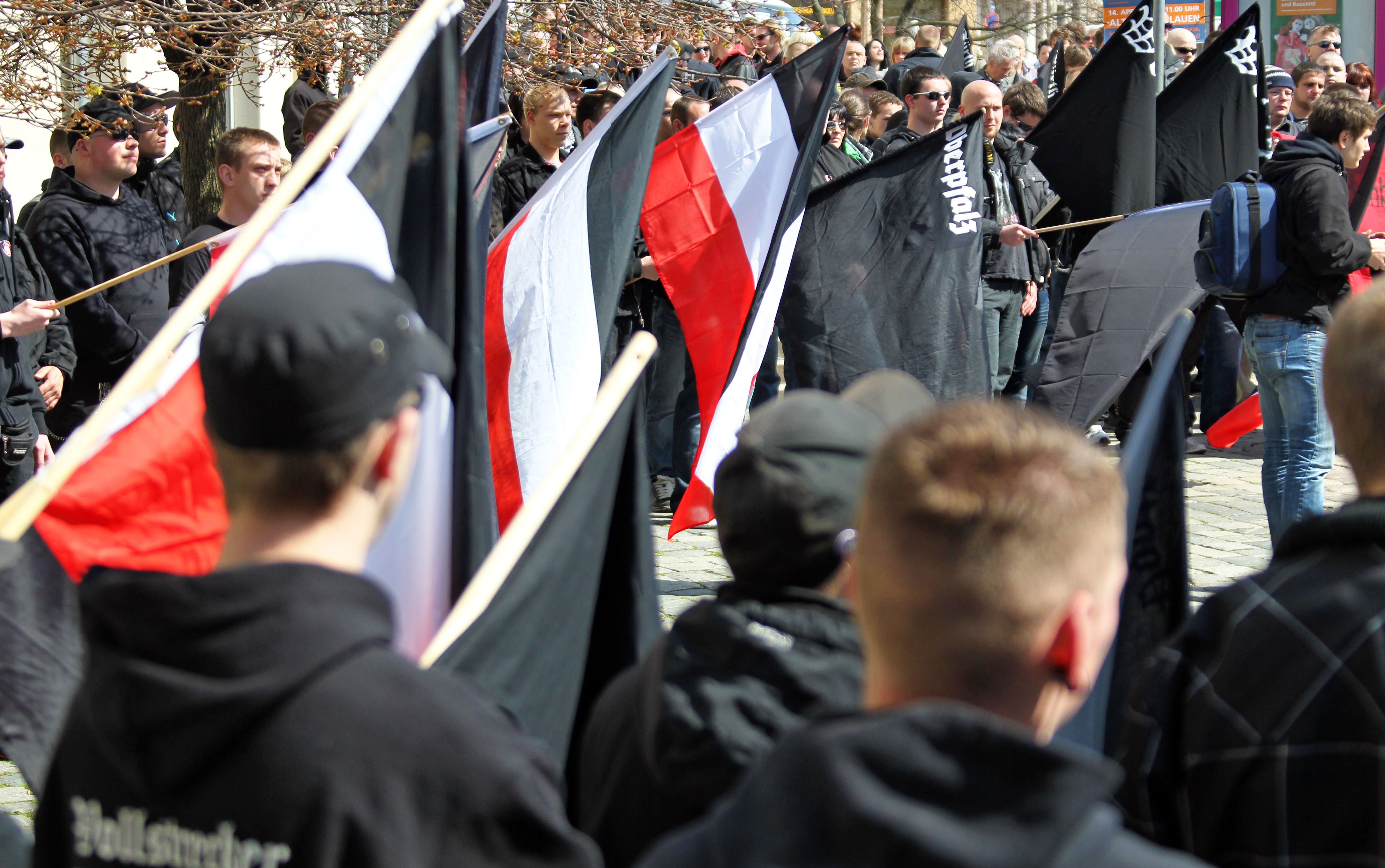 Hunderte Rechtsextremisten Per Haftbefehl Gesucht