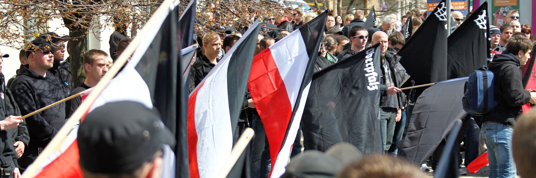 Etliche Neonazis werden mit Haftbefehl gesucht.