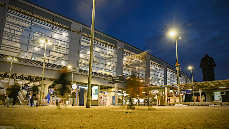 Berlin: Außer für das Ostkreuz hat die Bundespolizei auch für die Bahnhöfe Gesundbrunnen, Südkreuz und Warschauer Straße ein Verbot gefährlicher Gegenstände verhängt.