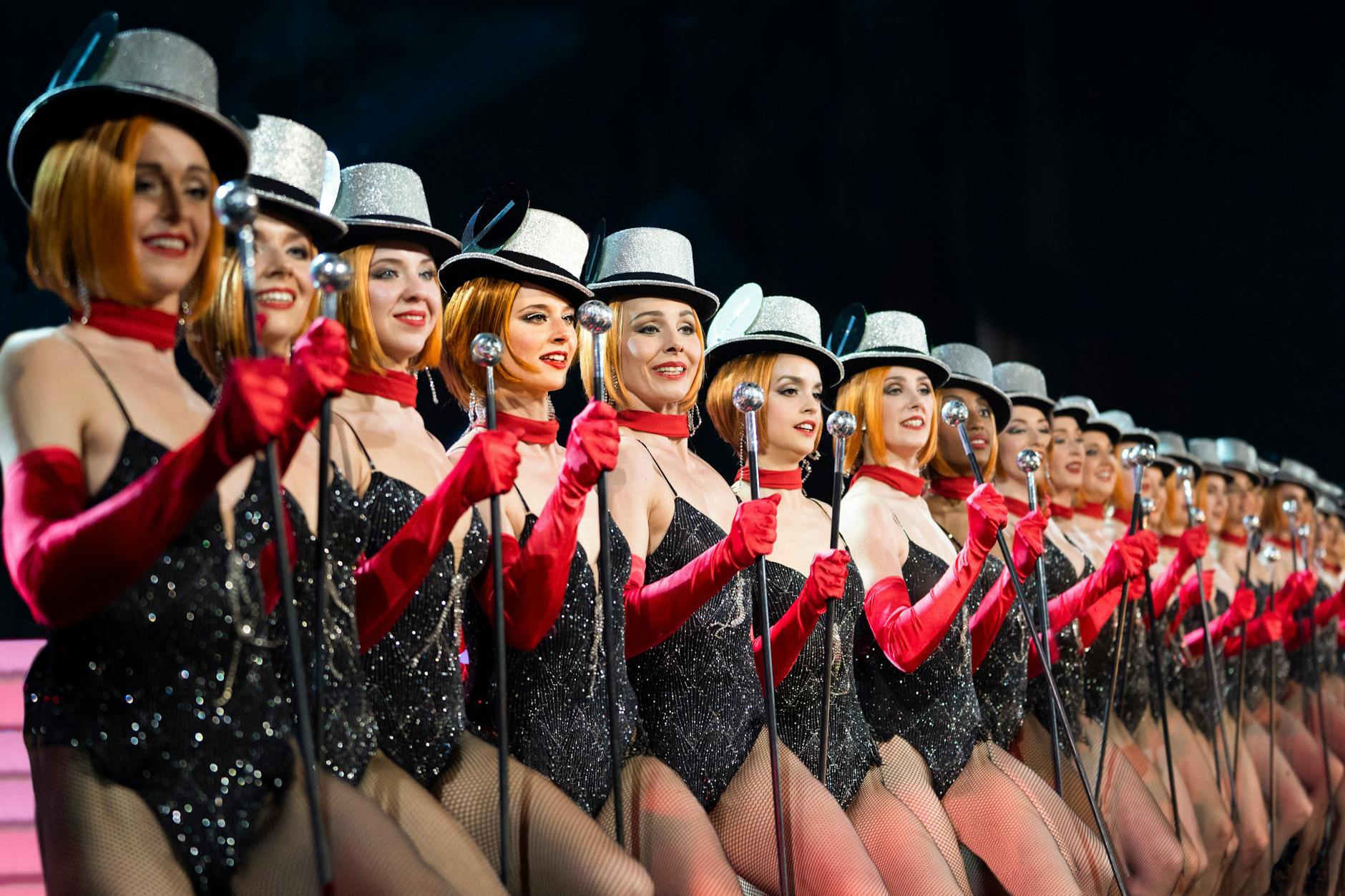 Eine Zwillingsschwester tanzt im Osten im Friedrichsstadt-Palast, die andere wächst in Bayern auf.