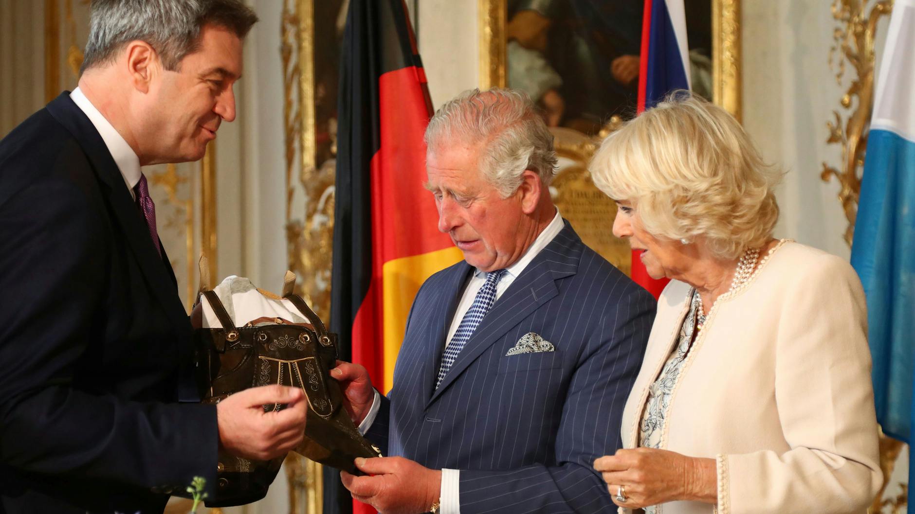 Markus Söder zu Besuch bei den Royals. Der britische Thronfolger Prinz Charles spricht Deutsch.