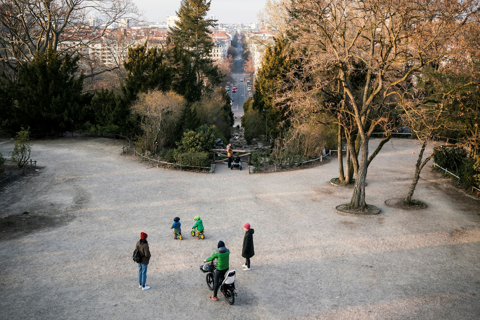 Berlin im Jahr 2020: Menschen genießen trotz sogenannter „Kontaktsperre“ die Luft im Viktoriapark.