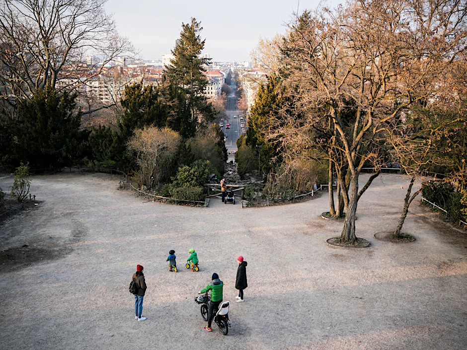 Berlin im Jahr 2020: Menschen genießen trotz sogenannter „Kontaktsperre“ die Luft im Viktoriapark.