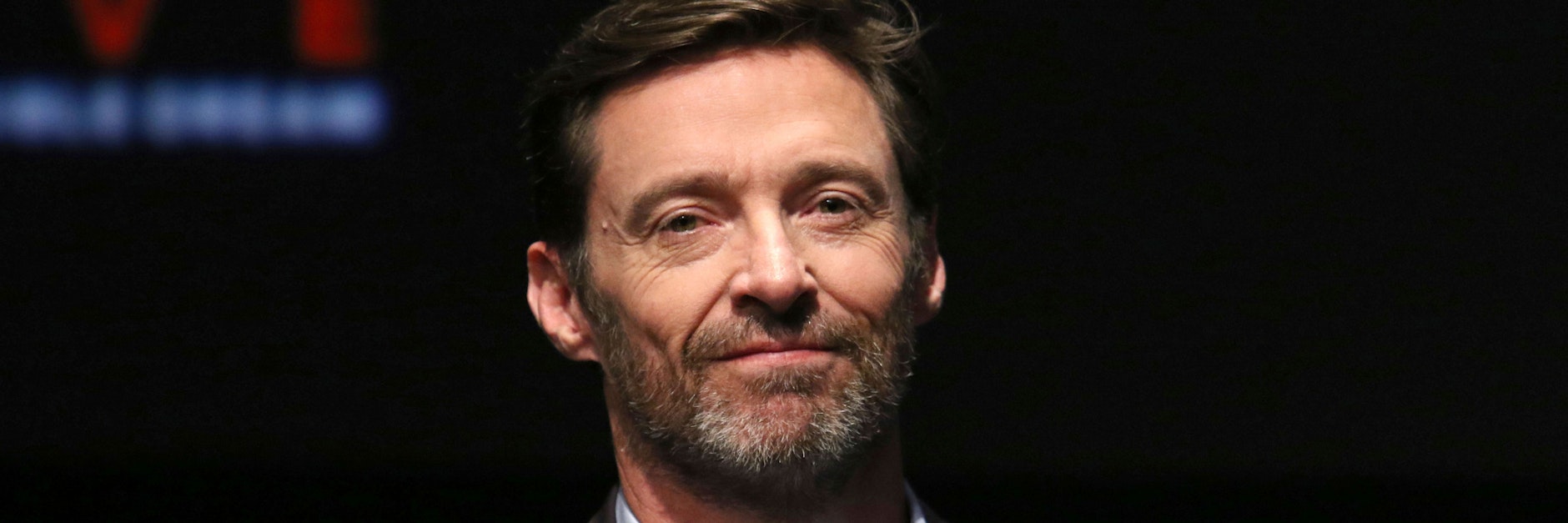 Hugh Jackman ist mit dem Coronavirus infiziert. Dies gab der 53-Jährige am Dienstag auf Twitter bekannt.