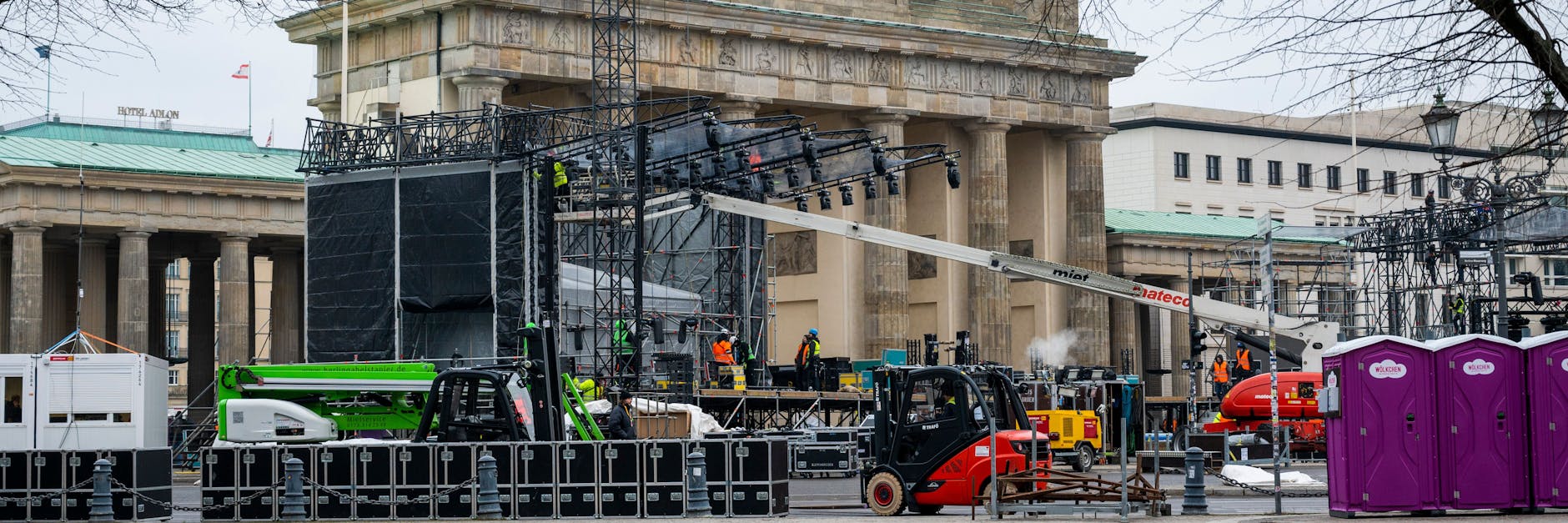 Vor dem Brandenburger Tor werden Bühnen für die Silvesterfeier aufgebaut. Das ZDF wird am Silvesterabend von dort eine Live-Sendung übertragen. 