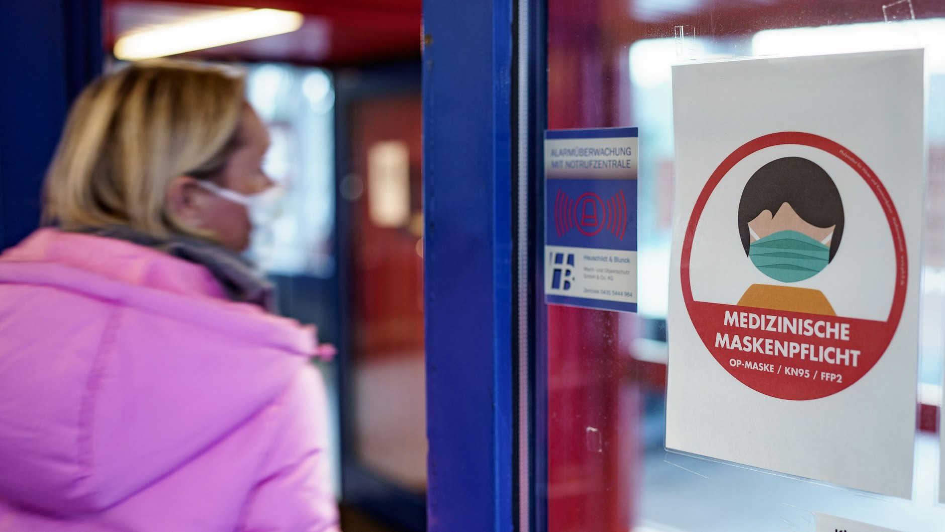 Eine Frau am Eingang eines Hallenbades.