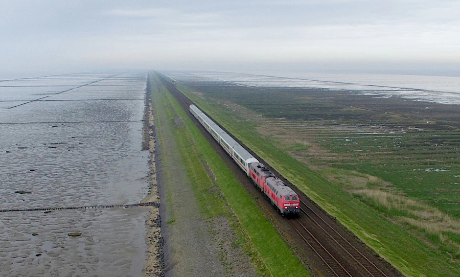 Auf nach Sylt! Ein Zug der Deutschen Bahn fährt über den Hindenburgdamm auf die Insel.