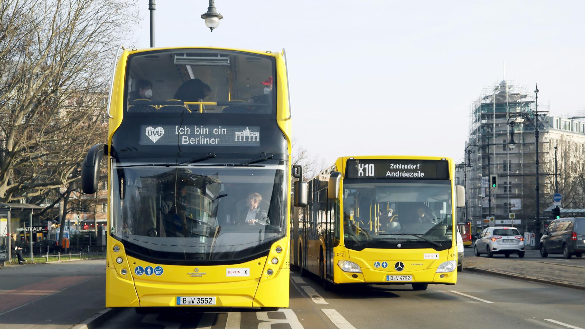 Neu und alt: Auf der Halenseebrücke im Westen der Stadt trifft ein Doppeldecker, der erst vor einigen Wochen aus England geliefert wurde, auf einen BVG-Bus, der schon länger im Einsatz ist. 